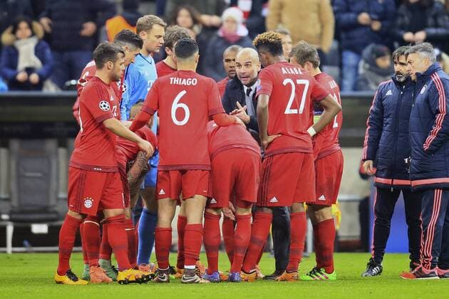 16.03.2016, Fussball Championsleague 2015 2016, Achtelfinale Rückspiel, FC Bayern München - Juventus Turin, in der Allianzarena München. Während der Pause zur Verlängerung schwört Trainer Pep Guardiola (FC Bayern München) seine Spieler in einer Wutrede auf die wichtige Verlängerung ein. 