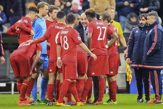 16.03.2016, Fussball Championsleague 2015 2016, Achtelfinale Rückspiel, FC Bayern München - Juventus Turin, in der Allianzarena München. Während der Pause zur Verlängerung schwört Trainer Pep Guardiola (FC Bayern München) seine Spieler in einer Wutrede auf die wichtige Verlängerung ein. 