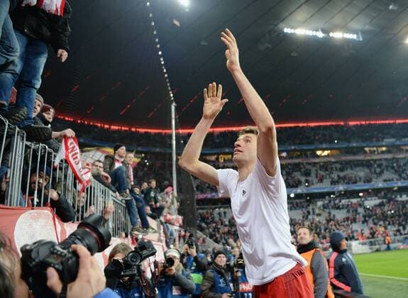 Fußball, Champions League, Thomas Müller mit Megafon vor dem Fanblock, Bayern München - Juventus Turin FUSSBALL CHAMPIONS LEAGUE SAISON 2015 2016 ACHTELFINALE RUECKSPIEL FC Bayern Muenchen - Juventus Turin 16.03.2016 JUBEL Thomas Mueller (FC Bayern Muenchen) feiert mit Fans in der Suedkurve 