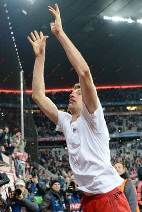 Fußball, Champions League, Thomas Müller mit Megafon vor dem Fanblock, Bayern München - Juventus Turin FUSSBALL CHAMPIONS LEAGUE SAISON 2015 2016 ACHTELFINALE RUECKSPIEL FC Bayern Muenchen - Juventus Turin 16.03.2016 JUBEL Thomas Mueller (FC Bayern Muenchen) feiert mit Fans in der Suedkurve 