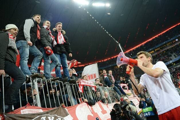 Fußball, Champions League, Thomas Müller mit Megafon vor dem Fanblock, Bayern München - Juventus Turin FUSSBALL CHAMPIONS LEAGUE SAISON 2015 2016 ACHTELFINALE RUECKSPIEL FC Bayern Muenchen - Juventus Turin 16.03.2016 Thomas Mueller (FC Bayern Muenchen) feiert mit Fans und Megaphon in der Suedkurve 
