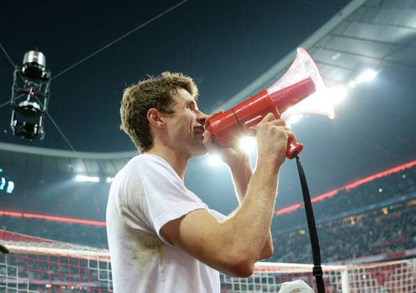 Fußball, Champions League, Thomas Müller mit Megafon vor dem Fanblock, Bayern München - Juventus Turin FUSSBALL CHAMPIONS LEAGUE SAISON 2015 2016 ACHTELFINALE RUECKSPIEL FC Bayern Muenchen - Juventus Turin 16.03.2016 Thomas Mueller (FC Bayern Muenchen) feiert mit Fans und Megaphon in der Suedkurve 