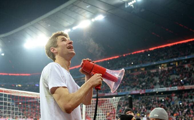 Fußball, Champions League, Thomas Müller mit Megafon vor dem Fanblock, Bayern München - Juventus Turin FUSSBALL CHAMPIONS LEAGUE SAISON 2015 2016 ACHTELFINALE RUECKSPIEL FC Bayern Muenchen - Juventus Turin 16.03.2016 Thomas Mueller (FC Bayern Muenchen) feiert mit Fans und Megaphon in der Suedkurve 