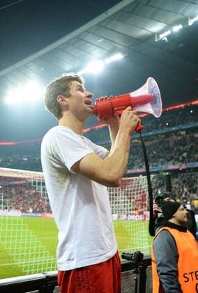Fußball, Champions League, Thomas Müller mit Megafon vor dem Fanblock, Bayern München - Juventus Turin FUSSBALL CHAMPIONS LEAGUE SAISON 2015 2016 ACHTELFINALE RUECKSPIEL FC Bayern Muenchen - Juventus Turin 16.03.2016 Thomas Mueller (FC Bayern Muenchen) feiert mit Fans und Megaphon in der Suedkurve 