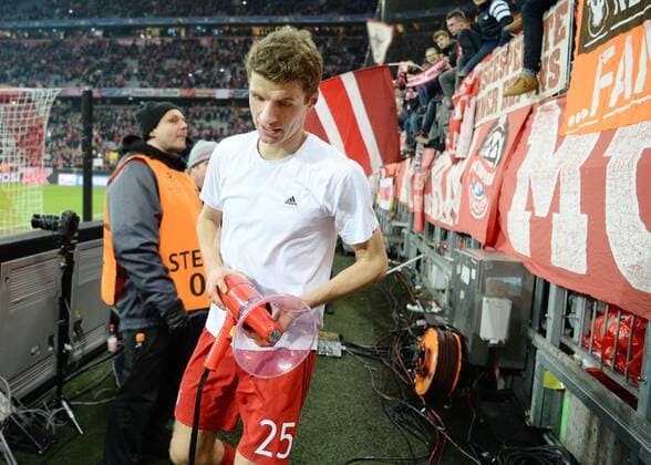 Fußball, Champions League, Thomas Müller mit Megafon vor dem Fanblock, Bayern München - Juventus Turin FUSSBALL CHAMPIONS LEAGUE SAISON 2015 2016 ACHTELFINALE RUECKSPIEL FC Bayern Muenchen - Juventus Turin 16.03.2016 Thomas Mueller (FC Bayern Muenchen) sichtlich erschoepft mit Megaphon in der Suedkurve 