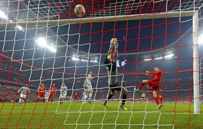 16.03.2016, Fussball Championsleague 2015 2016, Achtelfinale Rückspiel, FC Bayern München - Juventus Turin, in der Allianzarena München. Kopfballtor zum 1:2 Anschlusstor von Robert Lewandowski (re, FC Bayern München). Torwart Gianluigi Buffon (Turin) streckt sich vergeblich. 