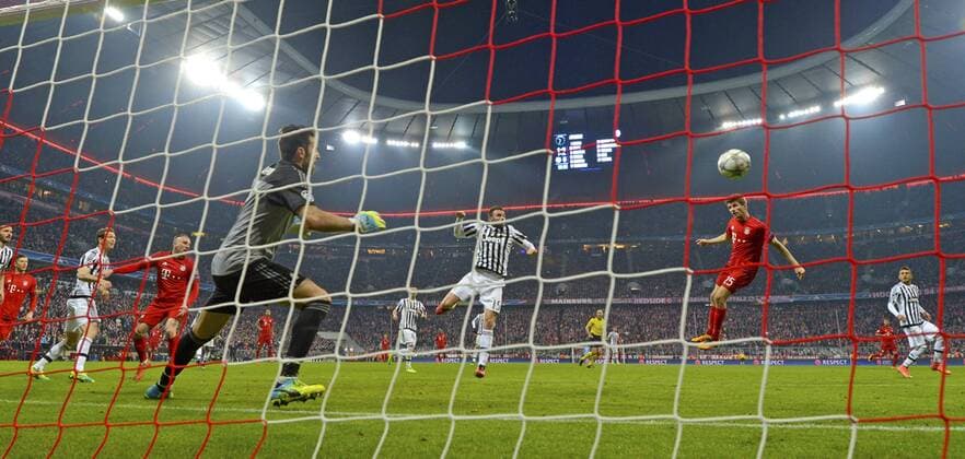 16.03.2016, Fussball Championsleague 2015 2016, Achtelfinale Rückspiel, FC Bayern München - Juventus Turin, in der Allianzarena München. Kopfballtor zum 2:2 Ausgleichstor von Thomas Müller (re, FC Bayern München), Torwart Gianluigi Buffon (li, Turin) kann nur zuschauen. 