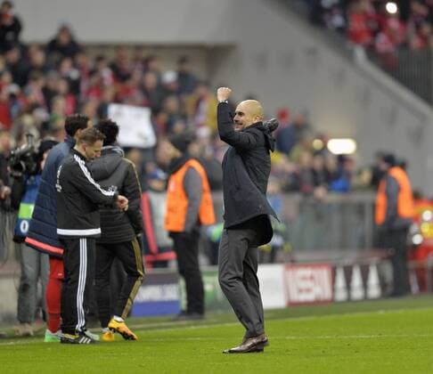 16.03.2016, Fussball Championsleague 2015 2016, Achtelfinale Rückspiel, FC Bayern München - Juventus Turin, in der Allianzarena München. Trainer Pep Guardiola (FC Bayern München) jubelt nach dem Schlusspfiff und zeigt die Siegerfaust zu seiner Frau auf die Tribüne. 