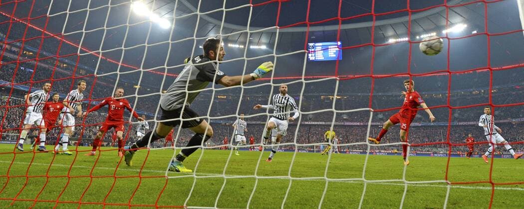 16.03.2016, Fussball Championsleague 2015 2016, Achtelfinale Rückspiel, FC Bayern München - Juventus Turin, in der Allianzarena München. Kopfballtor zum 2:2 Ausgleichstor von Thomas Müller (re, FC Bayern München), Torwart Gianluigi Buffon (li, Turin) kann nur zuschauen. 