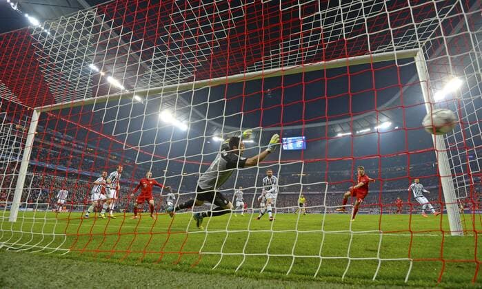 16.03.2016, Fussball Championsleague 2015 2016, Achtelfinale Rückspiel, FC Bayern München - Juventus Turin, in der Allianzarena München. Kopfballtor zum 2:2 Ausgleichstor von Thomas Müller (re, FC Bayern München), Torwart Gianluigi Buffon (li, Turin) kann nur zuschauen. 