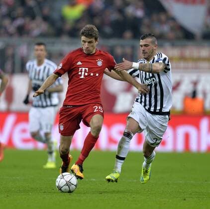 16.03.2016, Fussball Championsleague 2015 2016, Achtelfinale Rückspiel, FC Bayern München - Juventus Turin, in der Allianzarena München. v.li: Thomas Müller (FC Bayern München) gegen Stefano Sturaro (Turin). 