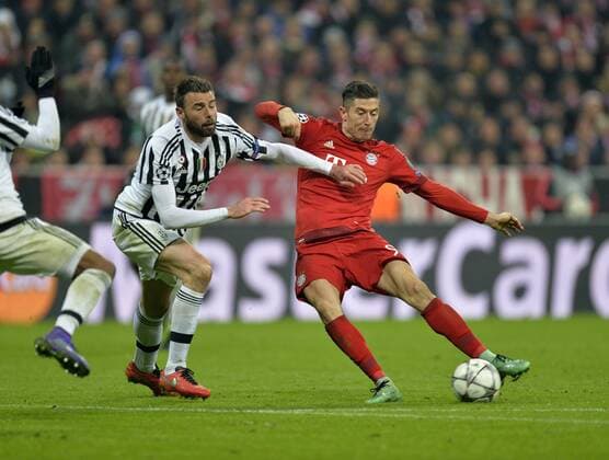 16.03.2016, Fussball Championsleague 2015 2016, Achtelfinale Rückspiel, FC Bayern München - Juventus Turin, in der Allianzarena München. v.li: Andrea Barzagli (Turin) gegen Robert Lewandowski (FC Bayern München). 