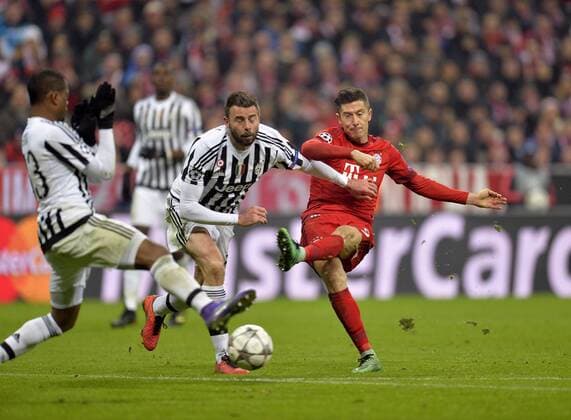 16.03.2016, Fussball Championsleague 2015 2016, Achtelfinale Rückspiel, FC Bayern München - Juventus Turin, in der Allianzarena München. v.li: Patrice Evra (Turin), Andrea Barzagli (Turin) gegen Robert Lewandowski (FC Bayern München). 