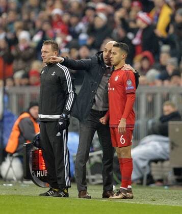 16.03.2016, Fussball Championsleague 2015 2016, Achtelfinale Rückspiel, FC Bayern München - Juventus Turin, in der Allianzarena München. Trainer Pep Guardiola (FC Bayern München) schwört Thiago (re, FC Bayern München) vor seiner Einwechslung aufs Spiel ein. 