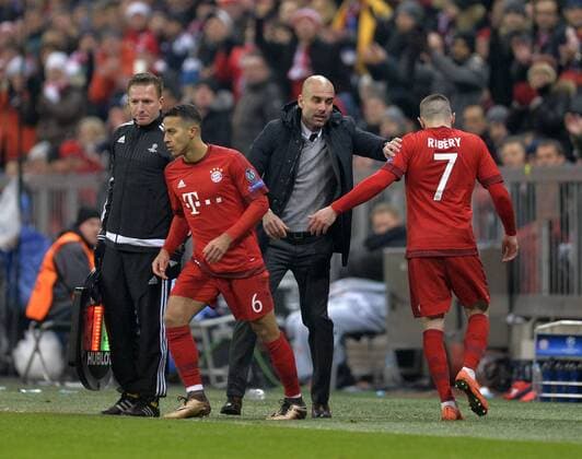 16.03.2016, Fussball Championsleague 2015 2016, Achtelfinale Rückspiel, FC Bayern München - Juventus Turin, in der Allianzarena München. Thiago (FC Bayern München) geht ins Spiel für Franck Ribery (re, FC Bayern München), mitte: Trainer Pep Guardiola (FC Bayern München). 