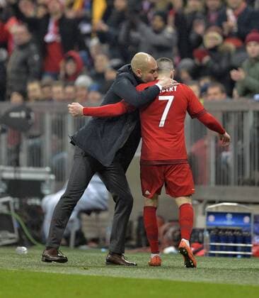 16.03.2016, Fussball Championsleague 2015 2016, Achtelfinale Rückspiel, FC Bayern München - Juventus Turin, in der Allianzarena München. Auswechslung Franck Ribery (re, FC Bayern München), Trainer Pep Guardiola (li, FC Bayern München) küsst ihn auf den Hals. 