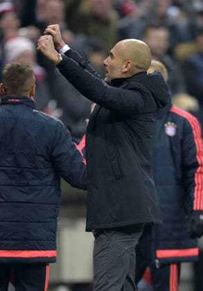 16.03.2016, Fussball Championsleague 2015 2016, Achtelfinale Rückspiel, FC Bayern München - Juventus Turin, in der Allianzarena München. Trainer Pep Guardiola (FC Bayern München) jubelt nach dem Schlusspfiff zu seiner Ehefrau auf die Tribüne hoch. 