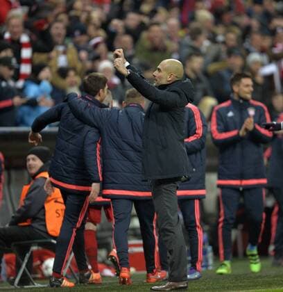 16.03.2016, Fussball Championsleague 2015 2016, Achtelfinale Rückspiel, FC Bayern München - Juventus Turin, in der Allianzarena München. Trainer Pep Guardiola (FC Bayern München) jubelt nach dem Schlusspfiff zu seiner Ehefrau auf die Tribüne hoch. 