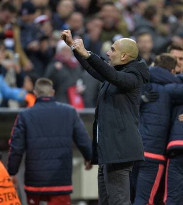 16.03.2016, Fussball Championsleague 2015 2016, Achtelfinale Rückspiel, FC Bayern München - Juventus Turin, in der Allianzarena München. Trainer Pep Guardiola (FC Bayern München) jubelt nach dem Schlusspfiff zu seiner Ehefrau auf die Tribüne hoch. 