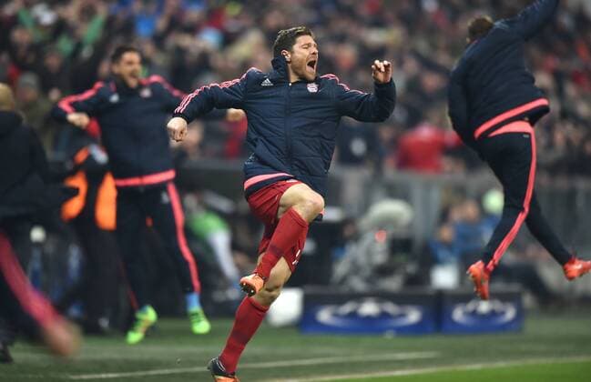 16.03.2016, Fussball, Saison 2015 2016, Champions League, Achtelfinale, FC Bayern Muenchen - Juventus Turin 4:2 n.V., Jubelsprung Xabi Alonso (Bayern Muenchen)