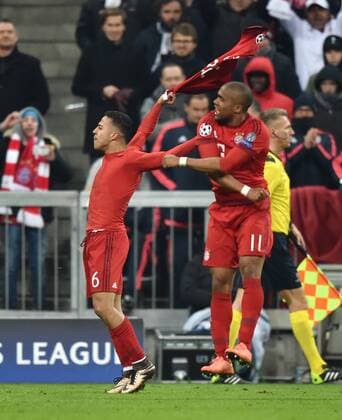 16.03.2016, Fussball, Saison 2015 2016, Champions League, Achtelfinale, FC Bayern Muenchen - Juventus Turin 4:2 n.V., Jubel Thiago Alcantara (Bayern Muenchen), li., und Douglas Costa (Bayern Muenchen)