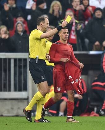 16.03.2016, Fussball, Saison 2015 2016, Champions League, Achtelfinale, FC Bayern Muenchen - Juventus Turin 4:2 n.V., Thiago Alcantara (Bayern Muenchen), re., sieht von Schiedsrichter Jonas Eriksson (SWE) nach seinem Jubel, die Gelbe Karte