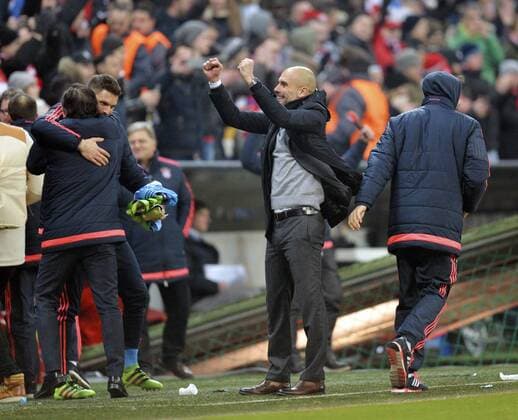 16.03.2016, Fussball Championsleague 2015 2016, Achtelfinale Rückspiel, FC Bayern München - Juventus Turin, in der Allianzarena München. Trainer Pep Guardiola (FC Bayern München) jubelt nach dem Schlusspfiff zu seiner Ehefrau auf die Tribüne hoch. 