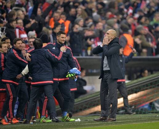 16.03.2016, Fussball Championsleague 2015 2016, Achtelfinale Rückspiel, FC Bayern München - Juventus Turin, in der Allianzarena München. Trainer Pep Guardiola (FC Bayern München) jubelt fassungslos nach dem Schlusspfiff zu seiner Ehefrau auf die Tribüne hoch. 