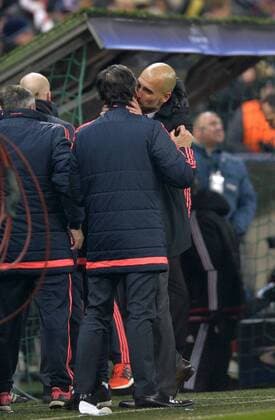 16.03.2016, Fussball Championsleague 2015 2016, Achtelfinale Rückspiel, FC Bayern München - Juventus Turin, in der Allianzarena München. Trainer Pep Guardiola (FC Bayern München) jubelt nach dem Schlusspfiff mit seinem Management-Berater Manel Estiarte (li, FC Bayern München) und küsst ihn im Überschwang auf die Backe. 