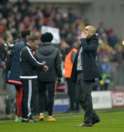 16.03.2016, Fussball Championsleague 2015 2016, Achtelfinale Rückspiel, FC Bayern München - Juventus Turin, in der Allianzarena München. Trainer Pep Guardiola (FC Bayern München) jubelt nach dem Schlusspfiff und gibt Handküsse zu seiner Frau auf die Tribüne. 