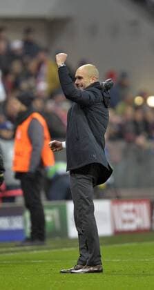 16.03.2016, Fussball Championsleague 2015 2016, Achtelfinale Rückspiel, FC Bayern München - Juventus Turin, in der Allianzarena München. Trainer Pep Guardiola (FC Bayern München) jubelt nach dem Schlusspfiff und zeigt die Siegerfaust zu seiner Frau auf die Tribüne. 