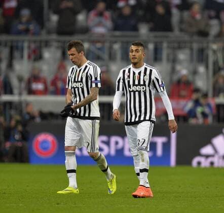 16.03.2016, Fussball Championsleague 2015 2016, Achtelfinale Rückspiel, FC Bayern München - Juventus Turin, in der Allianzarena München. Frust nach dem Spiel, v.li: Mario Mandzukic (Turin), Roberto Pereyra (Turin). 