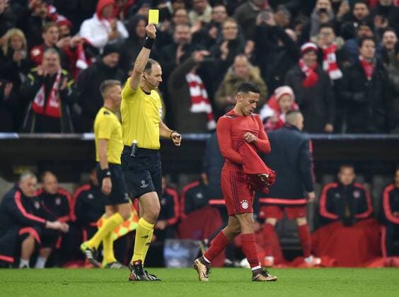 16.03.2016, Fussball, Saison 2015 2016, Champions League, Achtelfinale, FC Bayern Muenchen - Juventus Turin 4:2 n.V., Thiago Alcantara (Bayern Muenchen), re., sieht von Schiedsrichter Jonas Eriksson (SWE) nach seinem Jubel, die Gelbe Karte