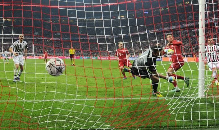 16.03.2016, Fussball, Saison 2015 2016, Champions League, Achtelfinale, FC Bayern Muenchen - Juventus Turin 4:2 n.V., Robert Lewandowski (Bayern Muenchen), 2. v.re., erzielt gegen Torwart Gianluigi Buffon (Juventus Turin) das Tor zum 1:2