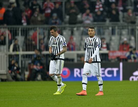 16.03.2016, Fussball Championsleague 2015 2016, Achtelfinale Rückspiel, FC Bayern München - Juventus Turin, in der Allianzarena München. Frust nach dem Spiel, v.li: Mario Mandzukic (Turin), Roberto Pereyra (Turin). 