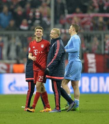 16.03.2016, Fussball Championsleague 2015 2016, Achtelfinale Rückspiel, FC Bayern München - Juventus Turin, in der Allianzarena München. von links: Nach dem Spiel Thomas Müller (FC Bayern München), Sebastian Rode (FC Bayern München), Torwart Manuel Neuer (FC Bayern München) glücklich. 