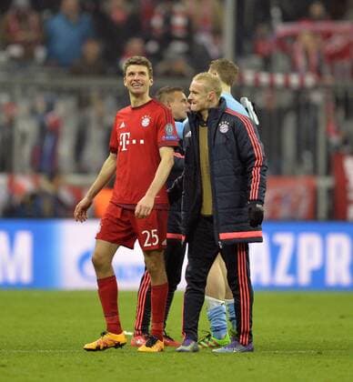 16.03.2016, Fussball Championsleague 2015 2016, Achtelfinale Rückspiel, FC Bayern München - Juventus Turin, in der Allianzarena München. von links: Nach dem Spiel Thomas Müller (FC Bayern München), Sebastian Rode (FC Bayern München) glücklich. 