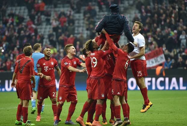 16.03.2016, Fussball, Saison 2015 2016, Champions League, Achtelfinale, FC Bayern Muenchen - Juventus Turin 4:2 n.V., Bayerns Spieler feiern den Sieg und lassen Franck Ribery (Bayern Muenchen) Hochleben, rechts Thomas Mueller, Thomas Müller (Bayern Muenchen)
