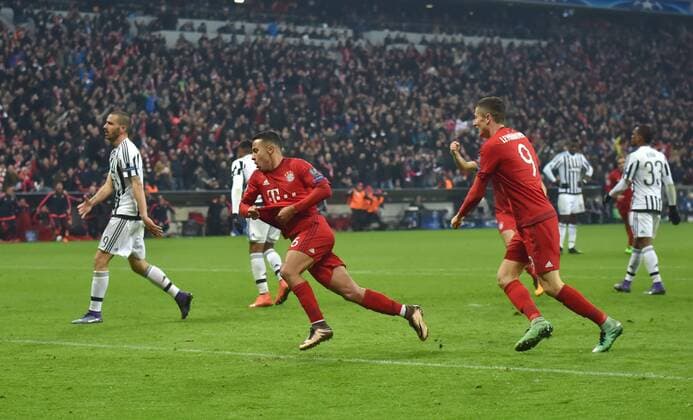 16.03.2016, Fussball, Saison 2015 2016, Champions League, Achtelfinale, FC Bayern Muenchen - Juventus Turin 4:2 n.V., Jubel Thiago Alcantara (Bayern Muenchen), li., und Robert Lewandowski (Bayern Muenchen)