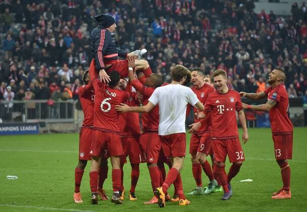 16.03.2016, Fussball, Saison 2015 2016, Champions League, Achtelfinale, FC Bayern Muenchen - Juventus Turin 4:2 n.V., Bayerns Spieler feiern den Sieg und lassen Franck Ribery (Bayern Muenchen) hochleben.