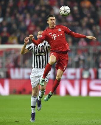 16.03.2016, Fussball, Saison 2015 2016, Champions League, Achtelfinale, FC Bayern Muenchen - Juventus Turin 4:2 n.V., Robert Lewandowski (Bayern Muenchen), re., gegen Leonardo Bonucci (Juventus Turin)