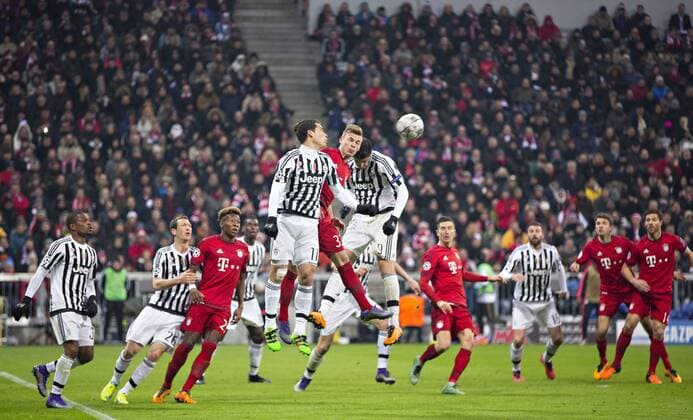 München, 16.03.2016, Allianz Arena Joshua Kimmich (FCB) gewinnt Kopfball Duell gegen Hernanes (Juve) und Alvaro Morata (Juve) FC Bayern München vs. Juventus Turin mm