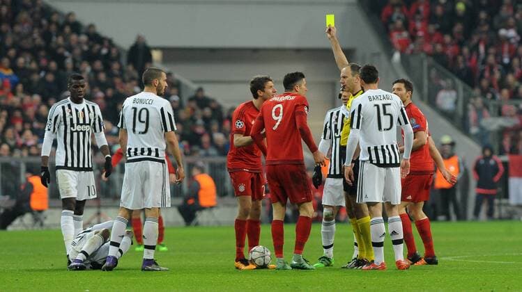 Muenchen Gelbe Karte, Verwarnung fuer Robert Lewandowski (FC Bayern Muenchen) , Bayern Muenchen - Juventus Turin, Fussball ,Champions League, Achtelfinale, 16.03.2016 , Copyright: Stuetzle xEibner-Pressefoto ep_wse