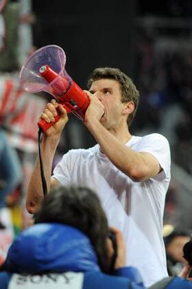 Muenchen Thomas Mueller (FC Bayern Muenchen) mit Megaphon , Bayern Muenchen - Juventus Turin, Fussball ,Champions League, Achtelfinale, 16.03.2016 , Copyright: Stuetzle xEibner-Pressefoto ep_wse