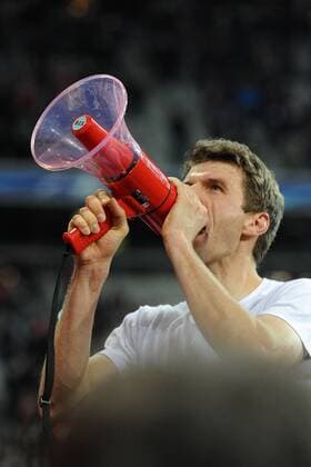 Muenchen Thomas Mueller (FC Bayern Muenchen) mit Megaphon , Bayern Muenchen - Juventus Turin, Fussball ,Champions League, Achtelfinale, 16.03.2016 , Copyright: Stuetzle xEibner-Pressefoto ep_wse