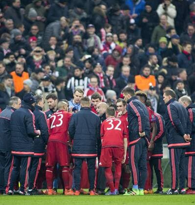 Trainer Pep Guardiola (Bayern) motiviert seine Spieler in der Pause zur Verlängerung 16.03.2016, München, Bayern München vs. Juventus Turin Â