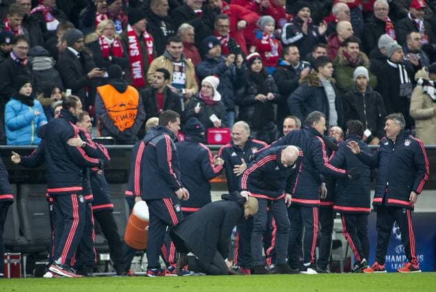 Trainer Pep Guardiola (Bayern) bindet sich seine Schuhe und Matthias Sommer kommt zum gratulieren 17.03.2016, München, Bayern München vs. Juventus Turin Â