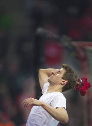 Thomas Müller (Bayern) wirft sein Trikot über den Fanzaun 17.03.2016, München, Bayern München vs. Juventus Turin Â