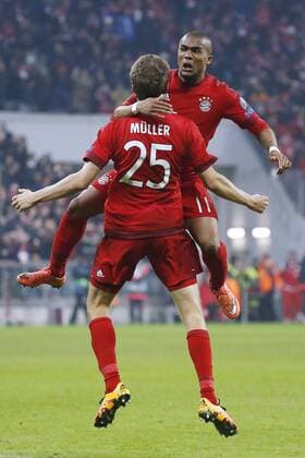 MUELLER Thomas Team FC Bayern Muenchen jubelt nach seinem Tor zum 2 : 2 mit COSTA Douglas UEFA Champions League Achtelfinale FC Bayern Muenchen-Juventus 4 : 2 am 16. Maerz 2016 in Muenchen 