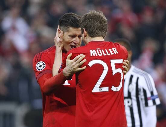 MUELLER THomas Team FC Bayern Muenchen jubelt nach seinem Tor zum 2: 2 mit LEWANDOWSKI UEFA Champions League Achtelfinale FC Bayern Muenchen-Juventus 4 : 2 am 16. Maerz 2016 in Muenchen 